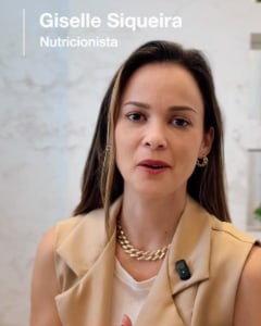 Giselle Siqueira, nutricionista, falando em vídeo no consultório