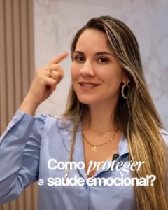 Profissional de camisa azul em vídeo com a pergunta Como proteger a saúde emocional?