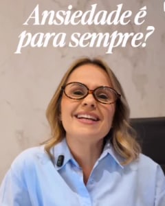 Profissional de óculos e camisa azul em vídeo com a pergunta Ansiedade é para sempre?